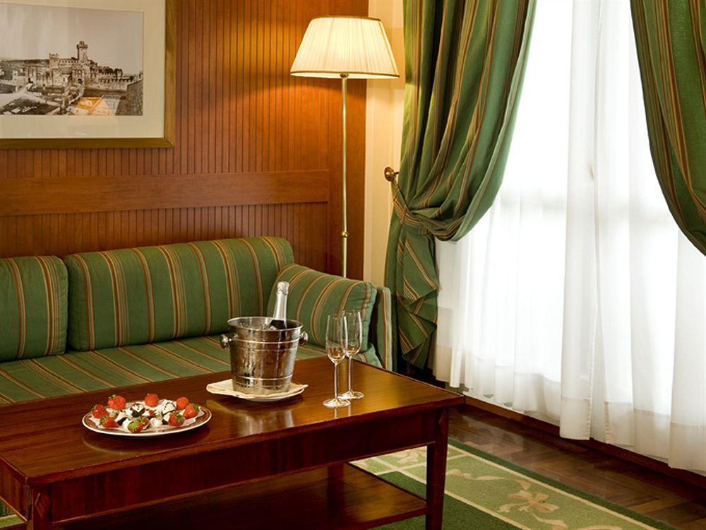 Grand Hotel Terme Sirmione Exterior photo A suite at the hotel