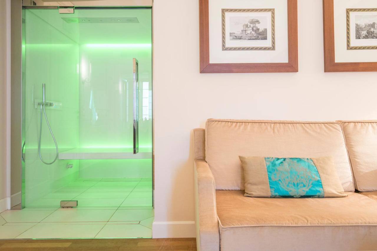 Grand Hotel Terme Sirmione Exterior photo A shower with coloured LED lighting
