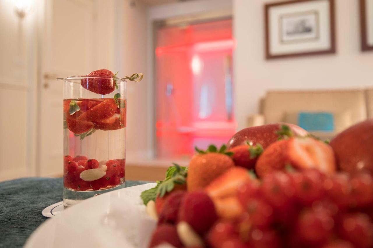 Grand Hotel Terme Sirmione Exterior photo A strawberry drink