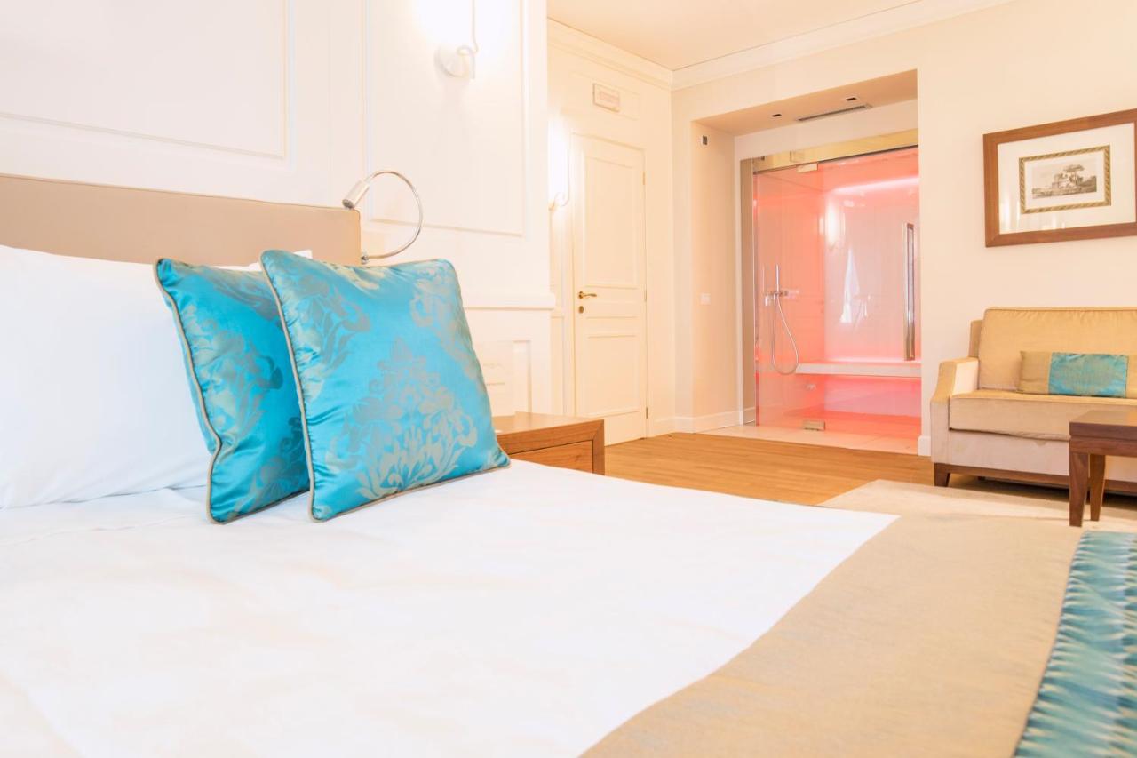 Grand Hotel Terme Sirmione Exterior photo A room at the hotel