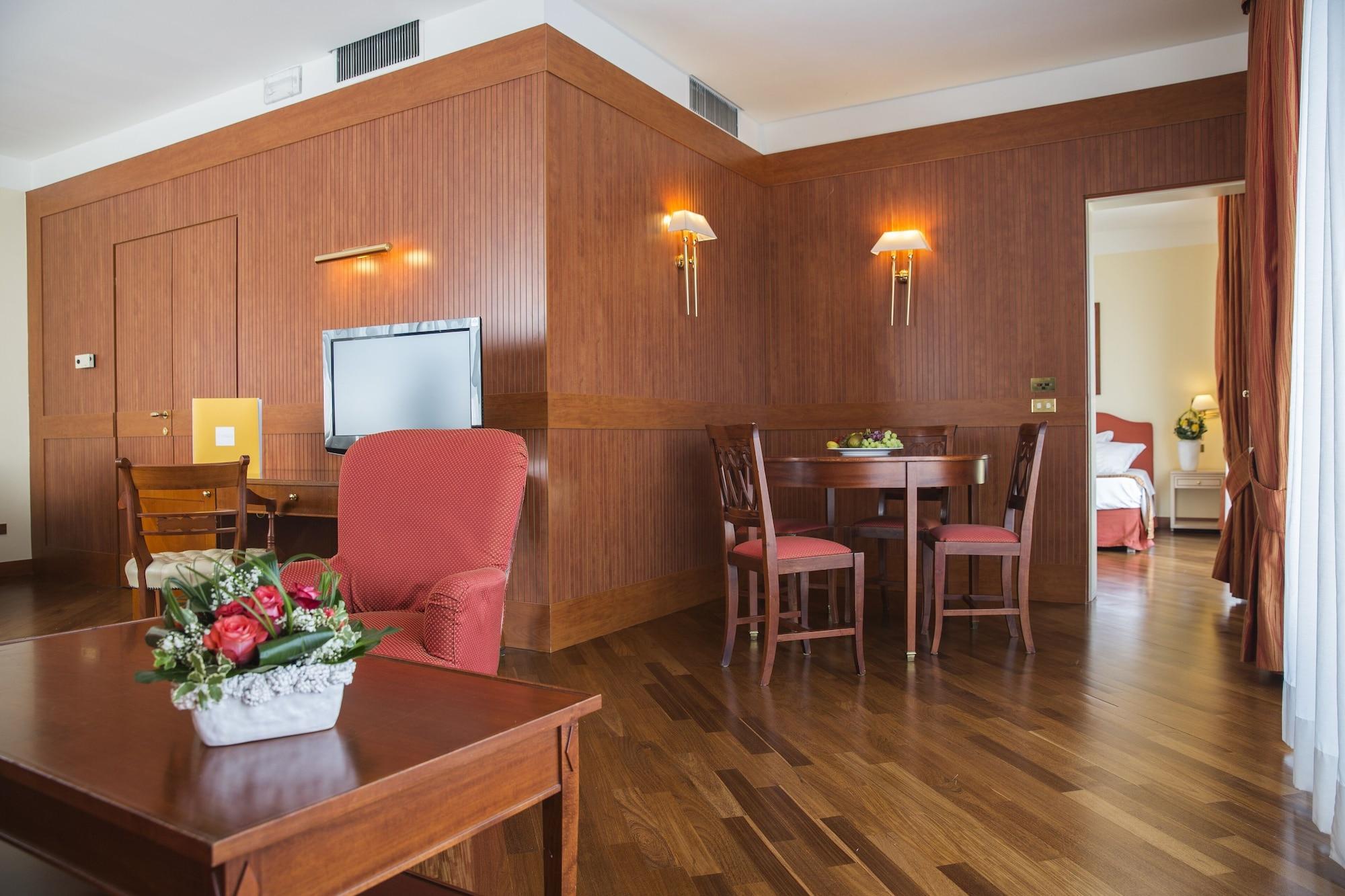 Grand Hotel Terme Sirmione Exterior photo Suite