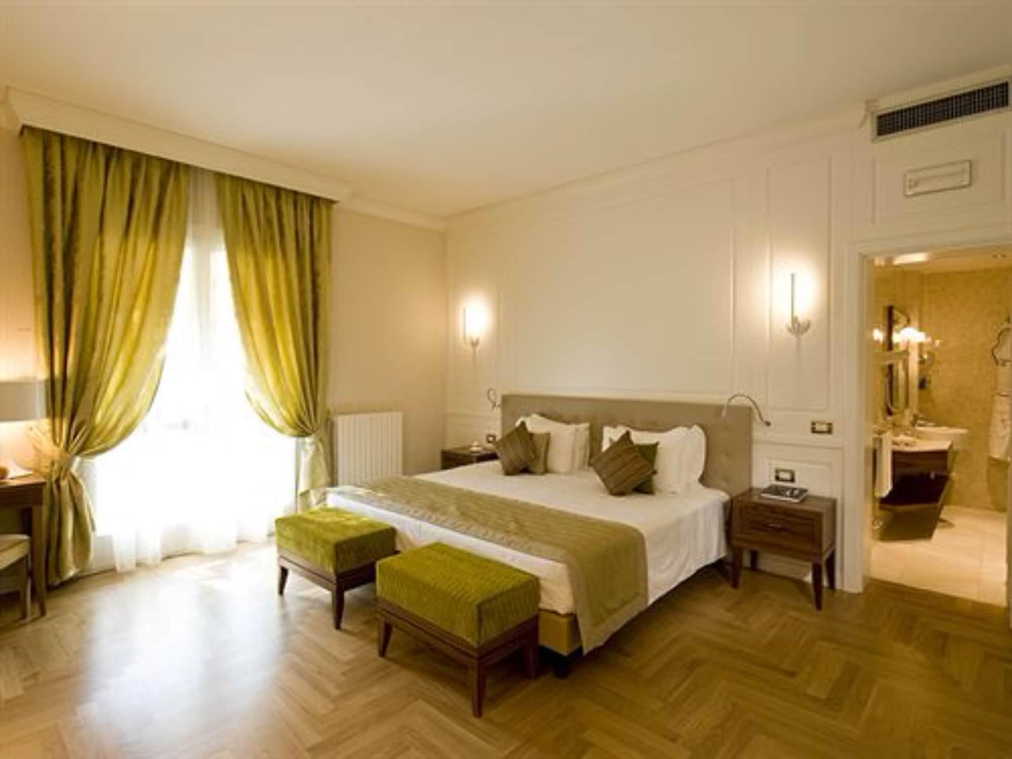 Grand Hotel Terme Sirmione Exterior photo A room at the hotel