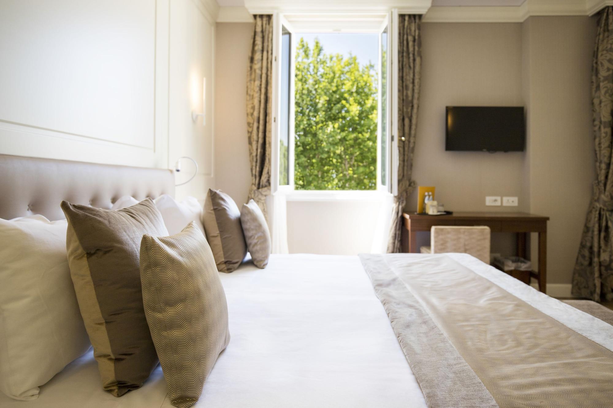 Grand Hotel Terme Sirmione Exterior photo A room at the hotel