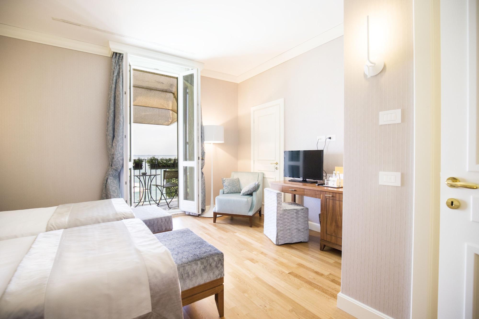 Grand Hotel Terme Sirmione Exterior photo A room at the hotel