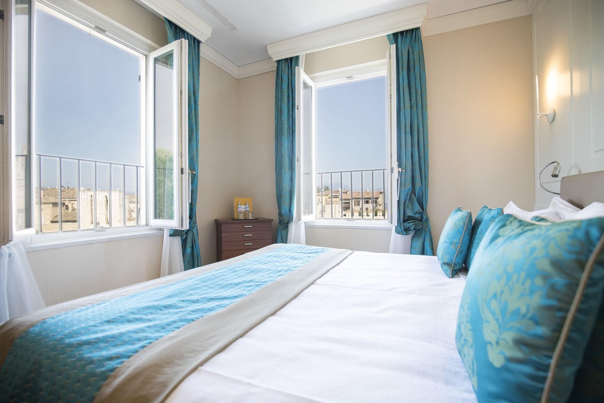 Grand Hotel Terme Sirmione Exterior photo A bedroom at the hotel