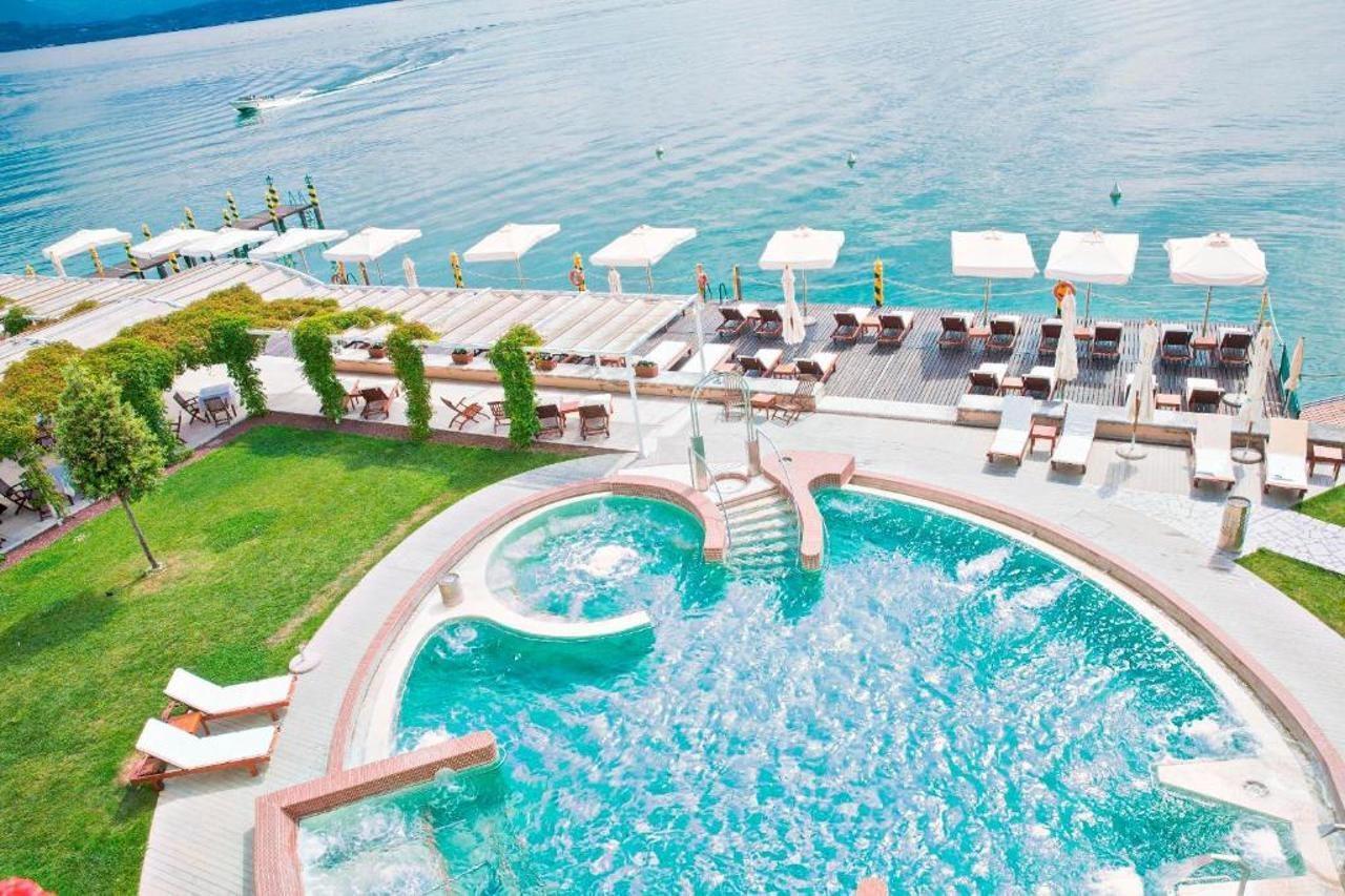 Grand Hotel Terme Sirmione Exterior photo The swimming pool at the hotel