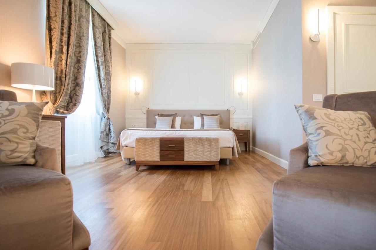 Grand Hotel Terme Sirmione Exterior photo A room at the hotel