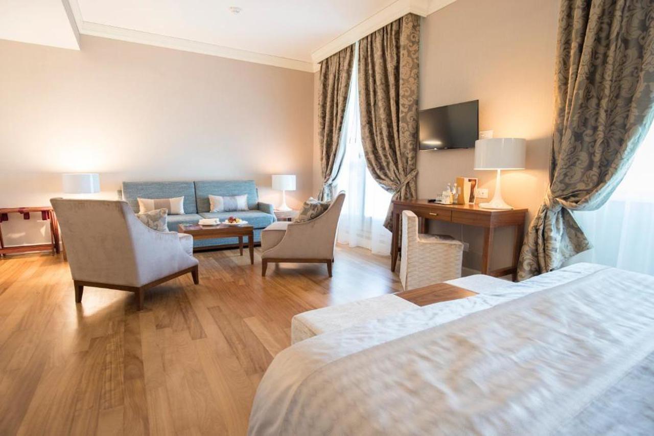 Grand Hotel Terme Sirmione Exterior photo A room at the hotel