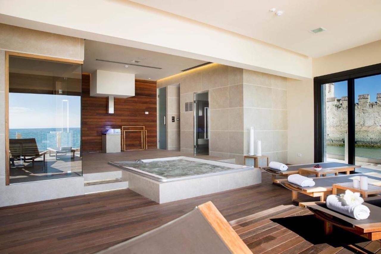 Grand Hotel Terme Sirmione Exterior photo A modern Japanese bathroom