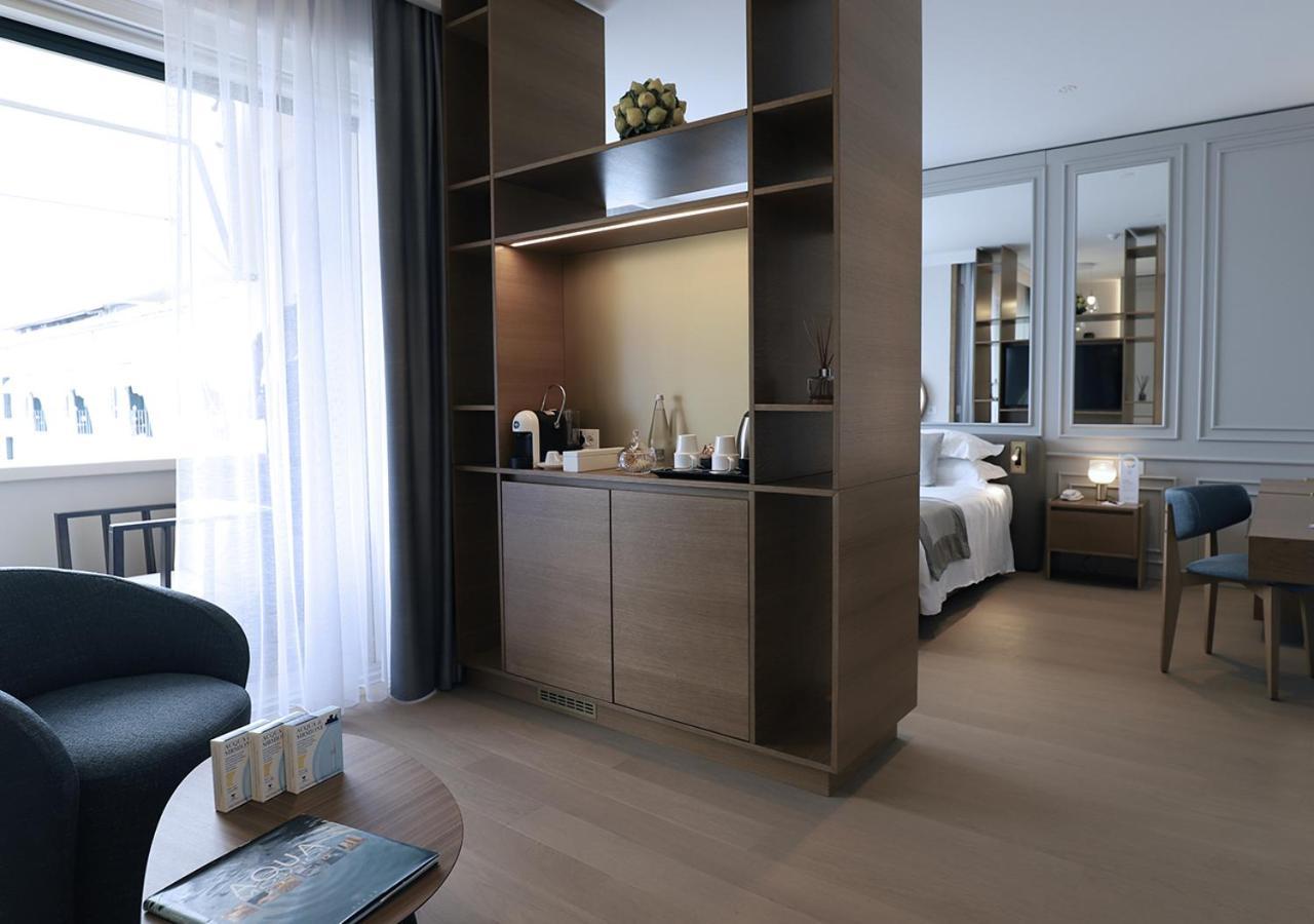Grand Hotel Terme Sirmione Exterior photo A suite at the hotel