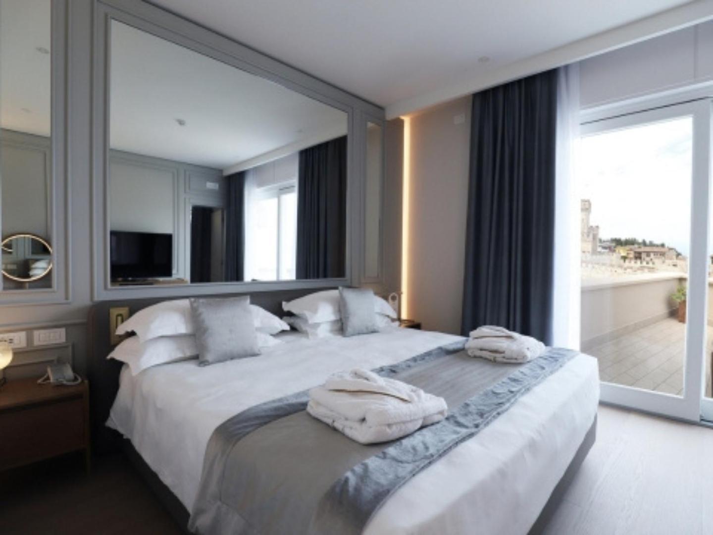 Grand Hotel Terme Sirmione Exterior photo A bedroom at the hotel
