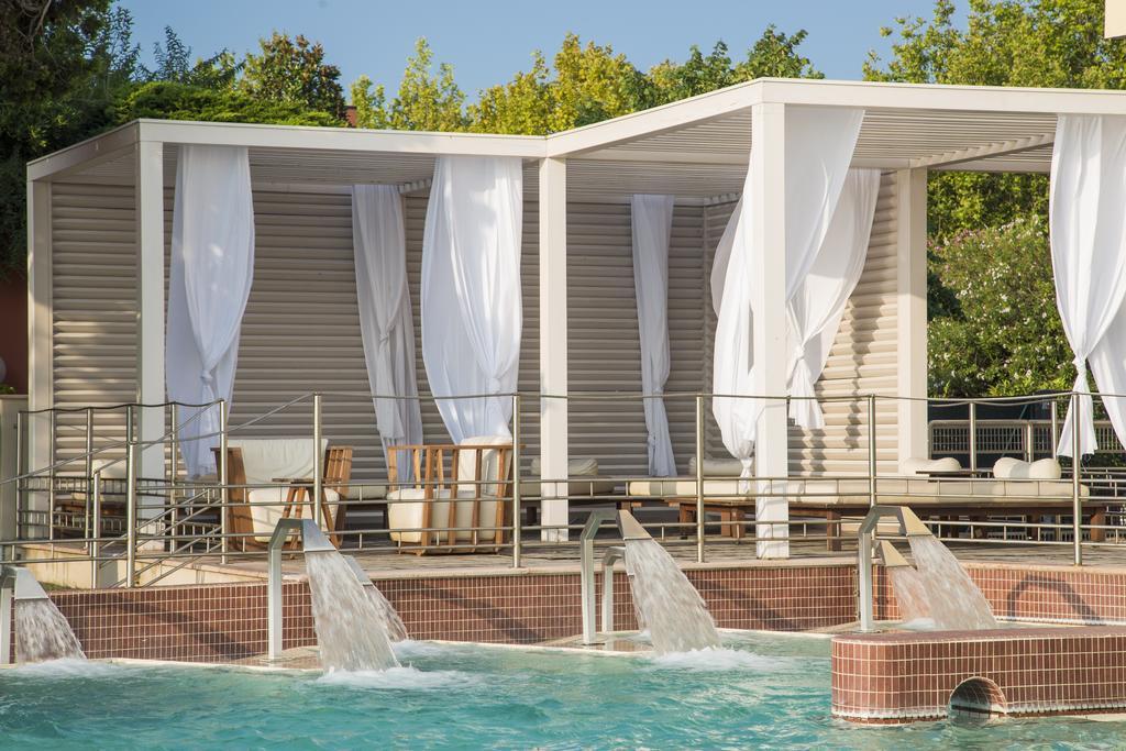 Grand Hotel Terme Sirmione Exterior photo Cabana at the pool