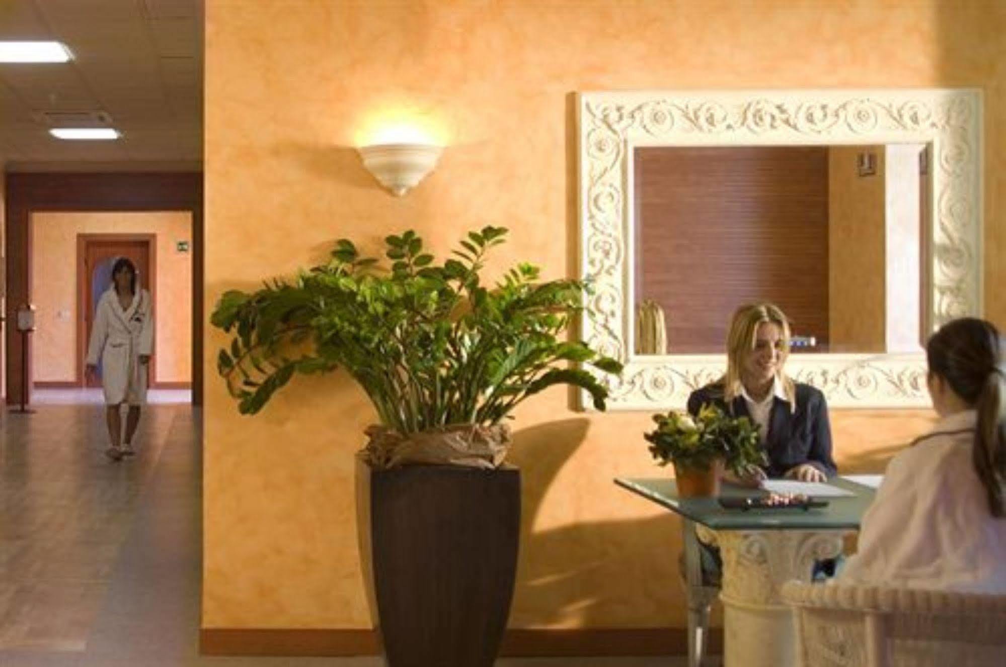 Grand Hotel Terme Sirmione Exterior photo Reception desk at a hotel