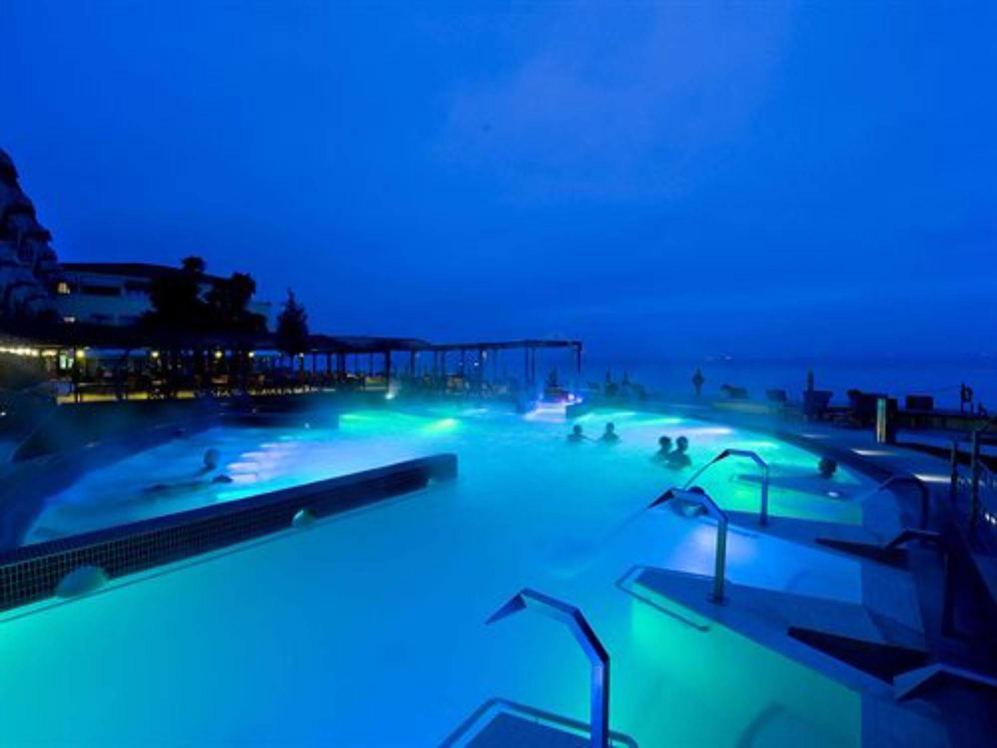Grand Hotel Terme Sirmione Exterior photo The thermal pools at night